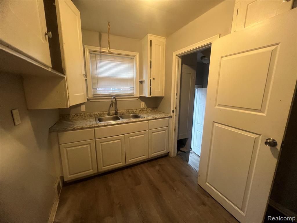 9599 Whitcomb Detroit, MI 48227 - Photo 8 of 38