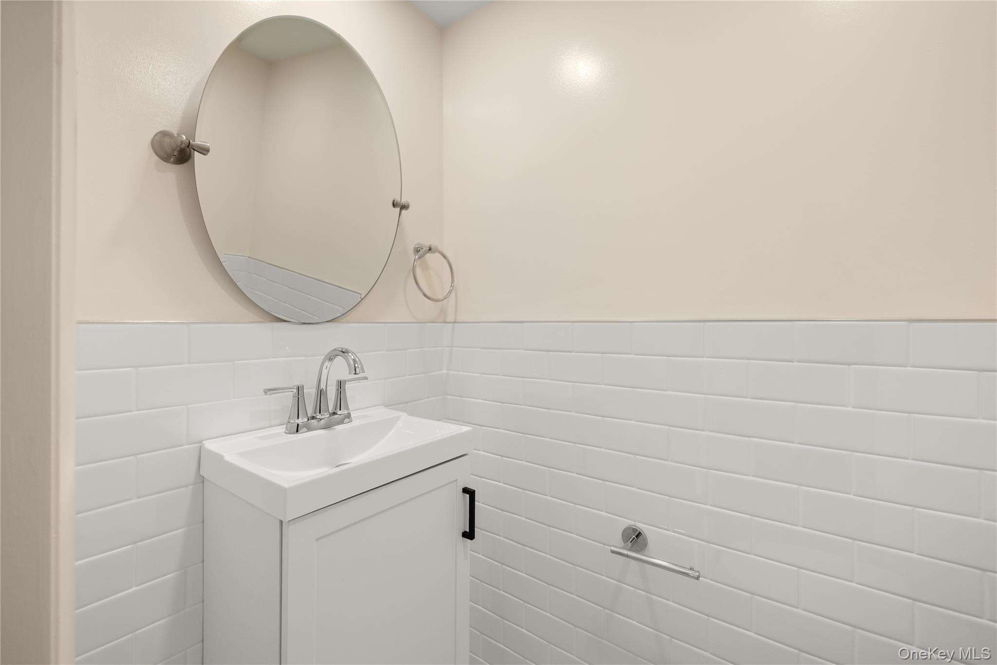 650 Newbridge Road, Unit 15 East Meadow, NY 11554 - Photo 9 of 20 a bathroom with a sink and mirror