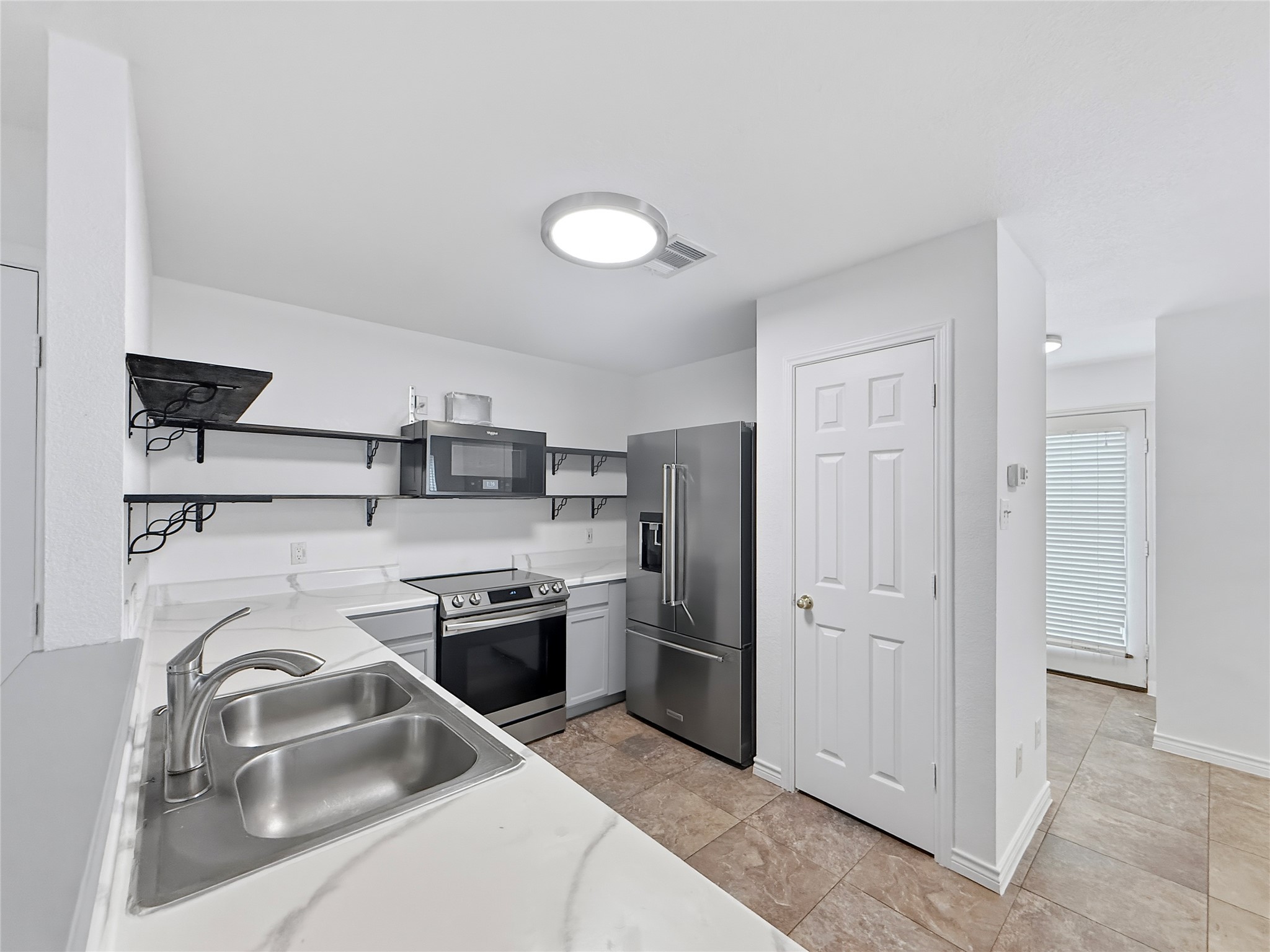 9215 Rowlands Sayle Road Austin, TX 78744 - Photo 4 of 14