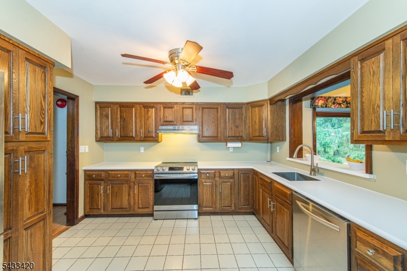 181 Center Grove Road Randolph, NJ 07869 - Photo 11 of 49