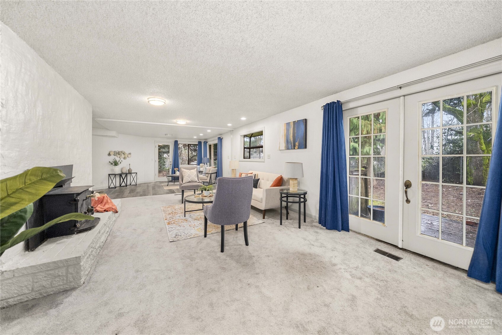 152 Christina Drive Sumner, WA 98390 - Photo 3 of 26 a living room with furniture and a window