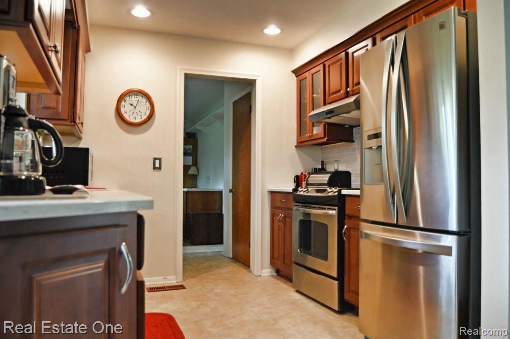 1928 Dawn Ridge Road Walled Lake, MI 48390 - Photo 7 of 19 7 KITCHEN.jpg