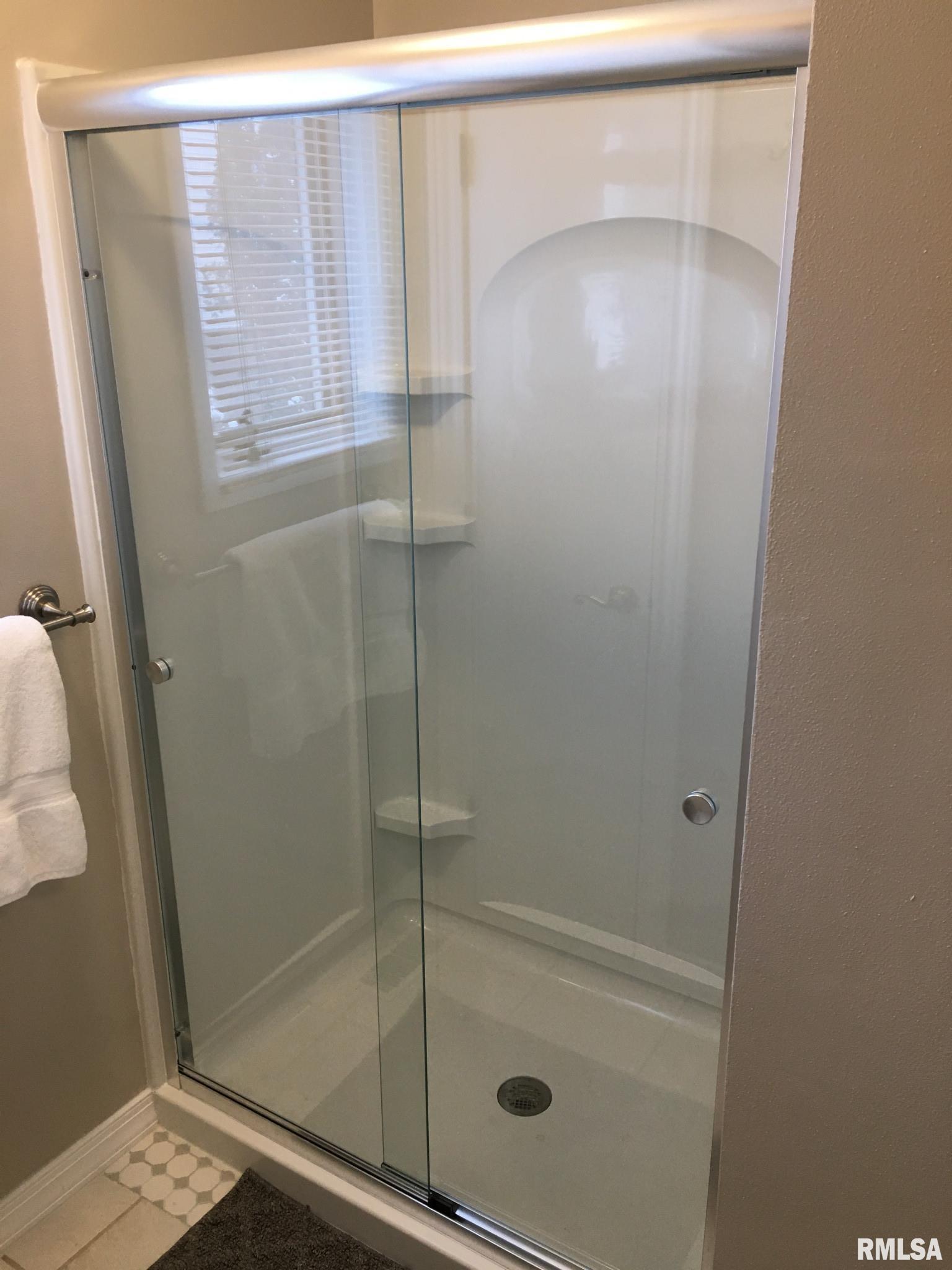 7404 North Radnor Road Peoria, IL 61615 - Photo 16 of 31 Gallery Image 16