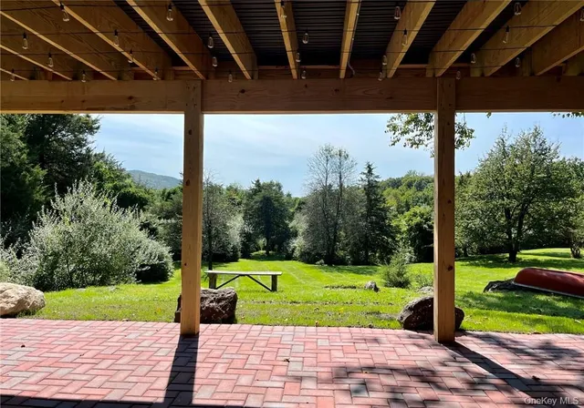 a view of a back yard