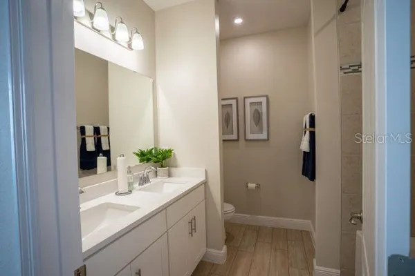 a en suite bathroom with a sink and a mirror