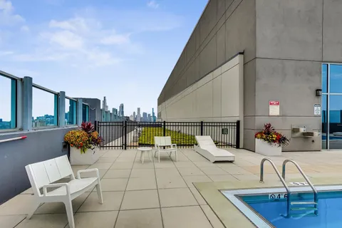 $395,000 | 1901 South Calumet Avenue, Unit 2208, Chicago, IL 60616