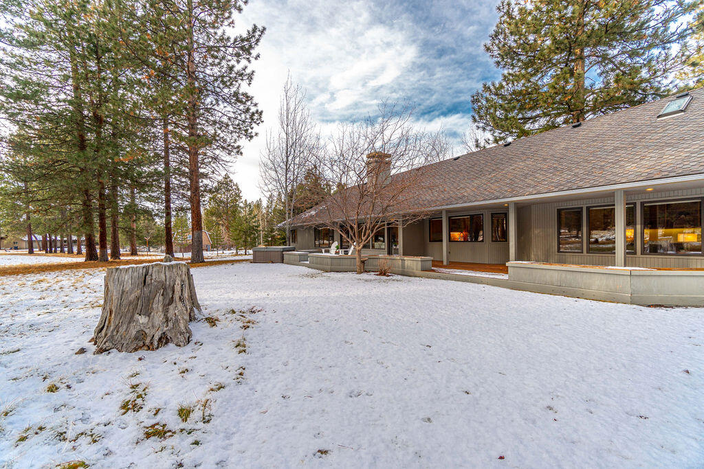 60013 West Ridgeview Drive Bend, OR 97702 - Photo 33 of 43 Backyard