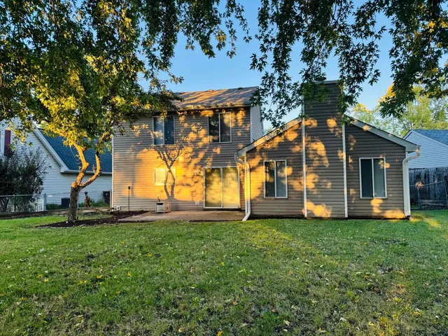 a view of a house with a yard