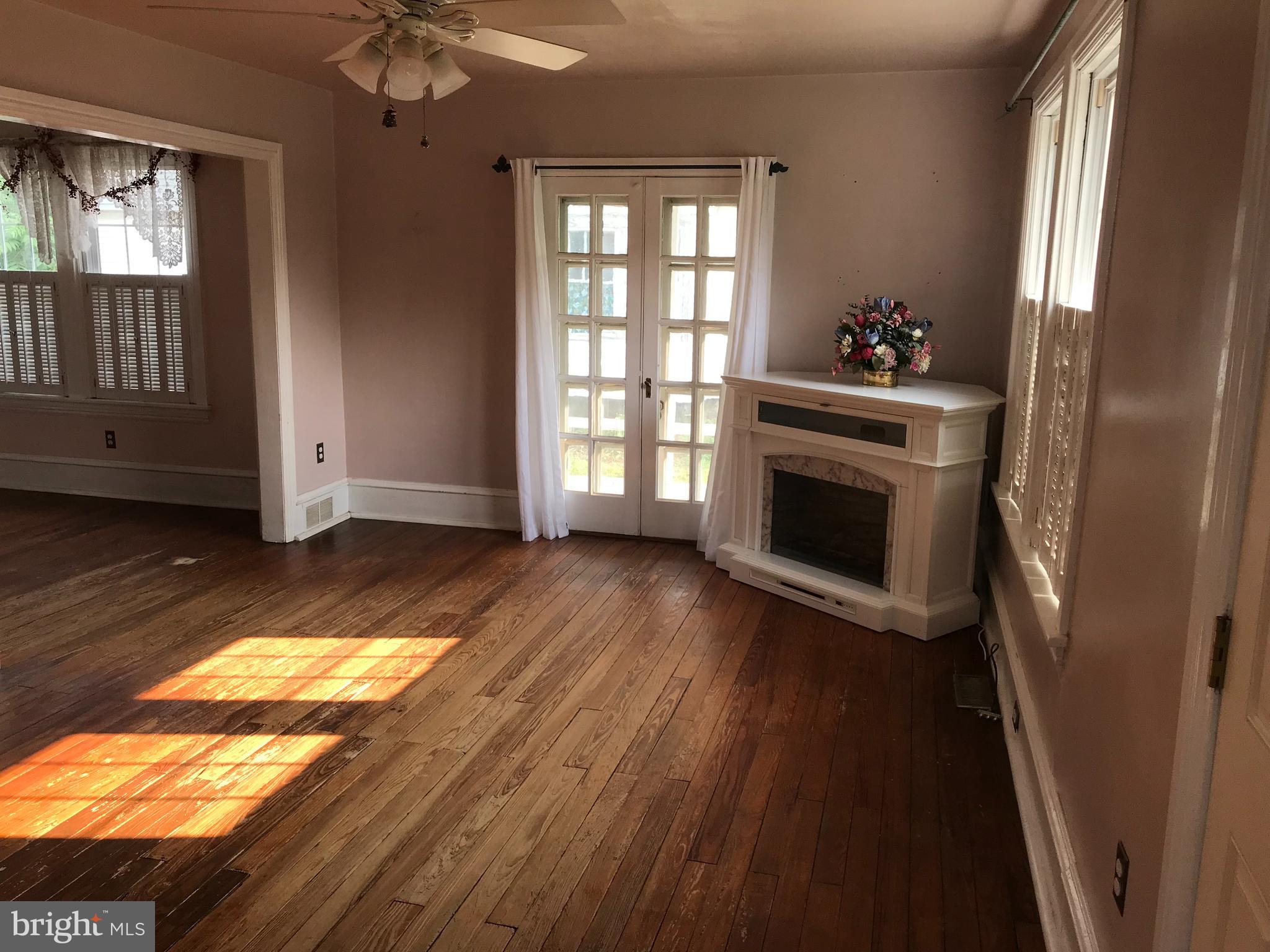 122 Manor Road Hatboro, PA 19040 - Photo 7 of 18 Living room