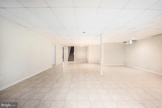 a view of a big room with closet and windows