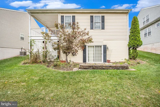a front view of house with yard
