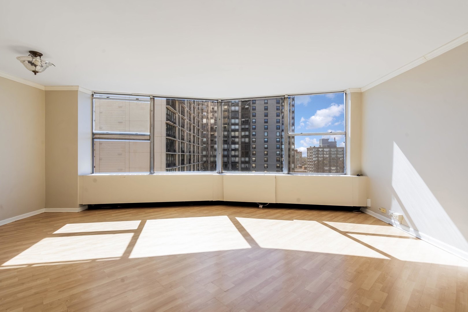 5757 North Sheridan Road, Unit 19D Chicago, IL 60660 - Photo 8 of 36 Gallery Image 8