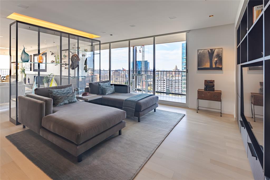 3310 Fairmount Street, Unit P3A Dallas, TX 75201 - Photo 9 of 20 a spacious bedroom with a large bed and a large window