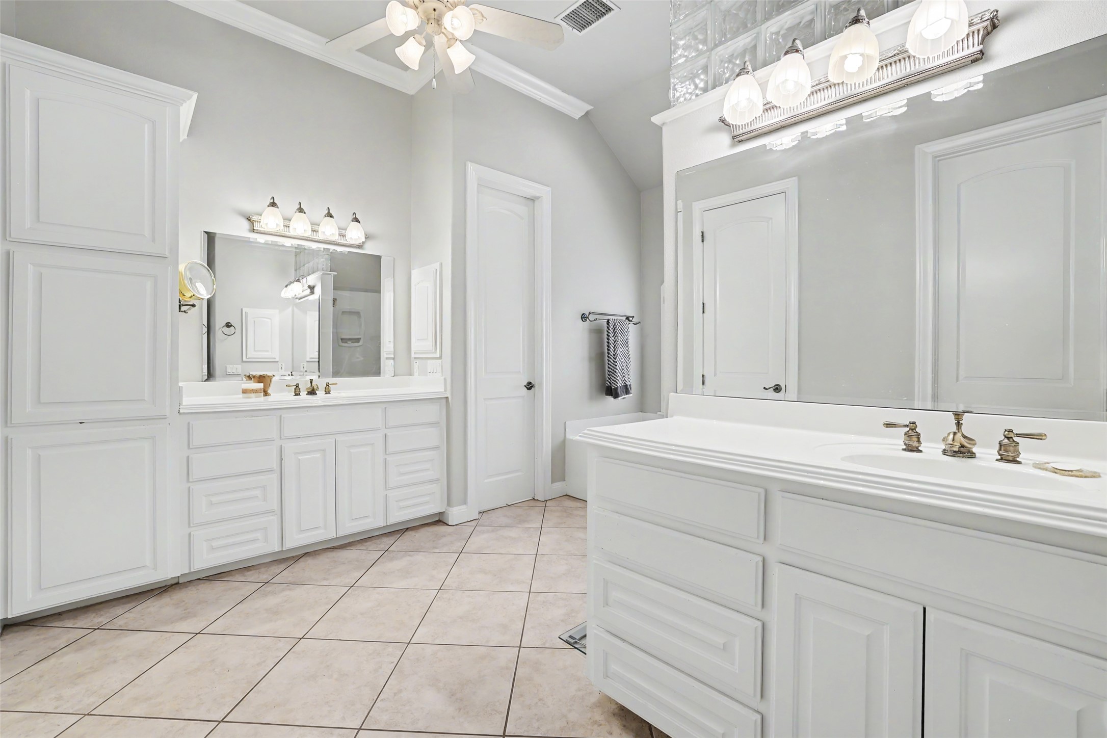 33 Meadows End Georgetown, TX 78628 - Photo 20 of 40 Dual vanities and a deep soaking tub create a luxurious primary bathroom retreat.