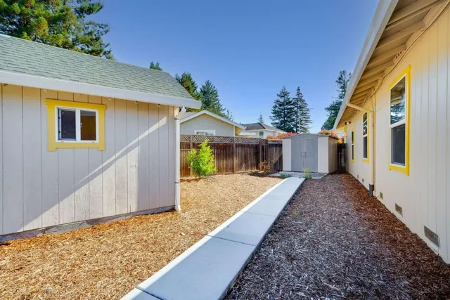 a view of a house with a backyard