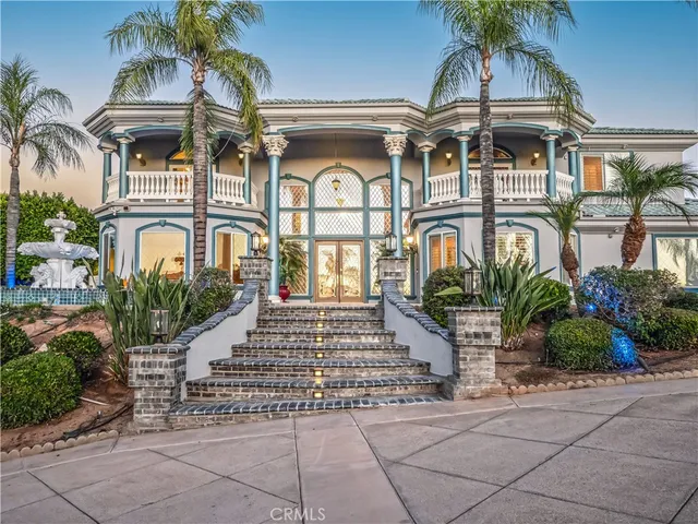 a view of a yard in front of the house