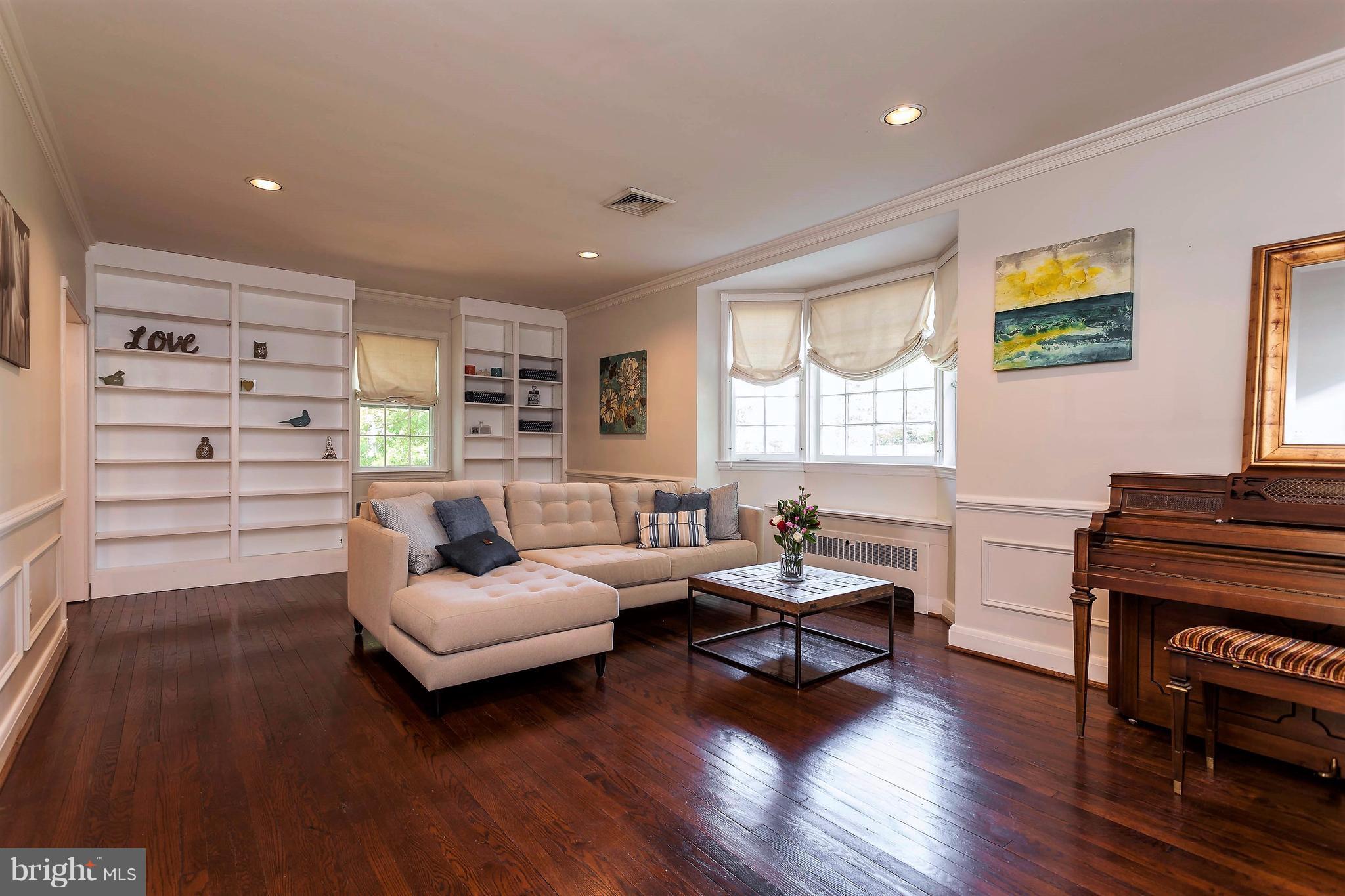 5508 Kemper Road Baltimore, MD 21210 - Photo 2 of 27 Living room w/ built ins