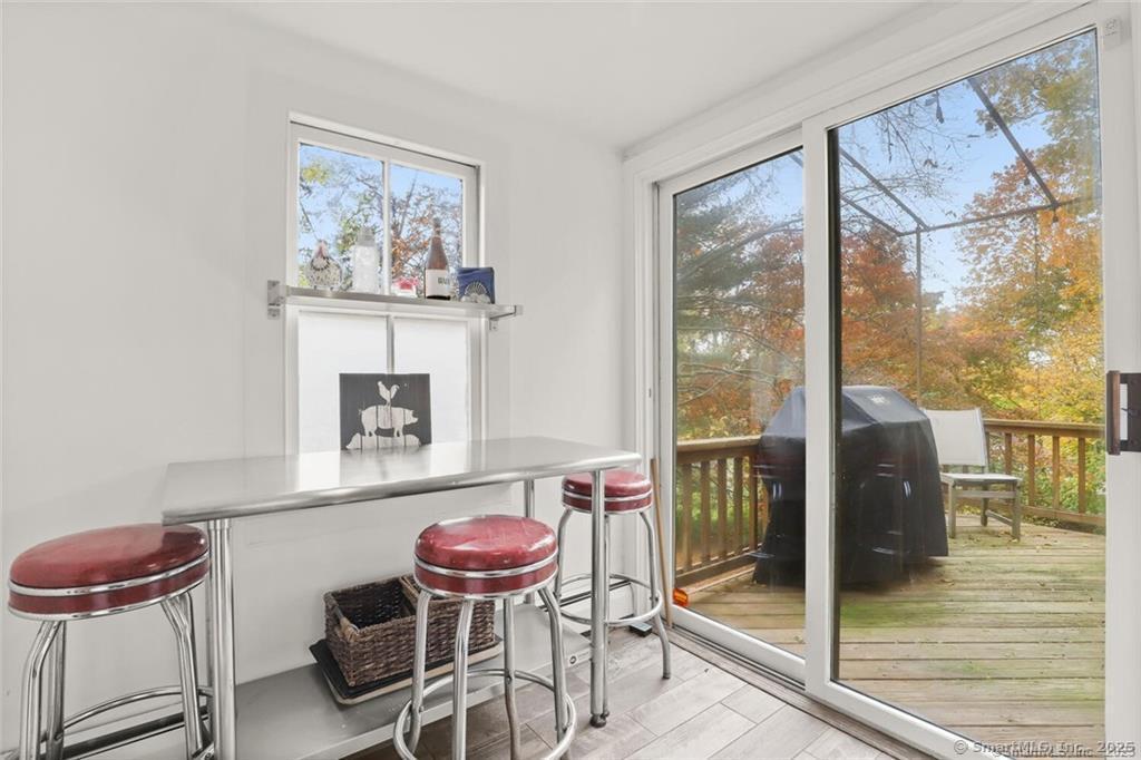 47 Hollow Tree Ridge Road, Unit 47 Darien, CT 06820 - Photo 15 of 33 EIK with walk-out to deck & gas grill