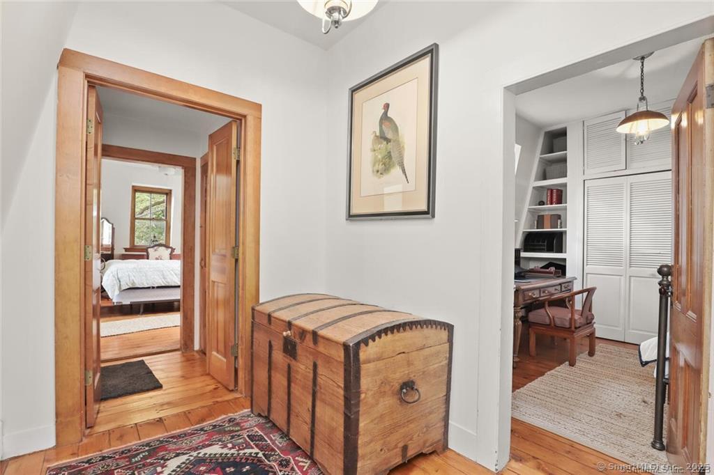 47 Hollow Tree Ridge Road, Unit 47 Darien, CT 06820 - Photo 17 of 33 Upper Level hallway