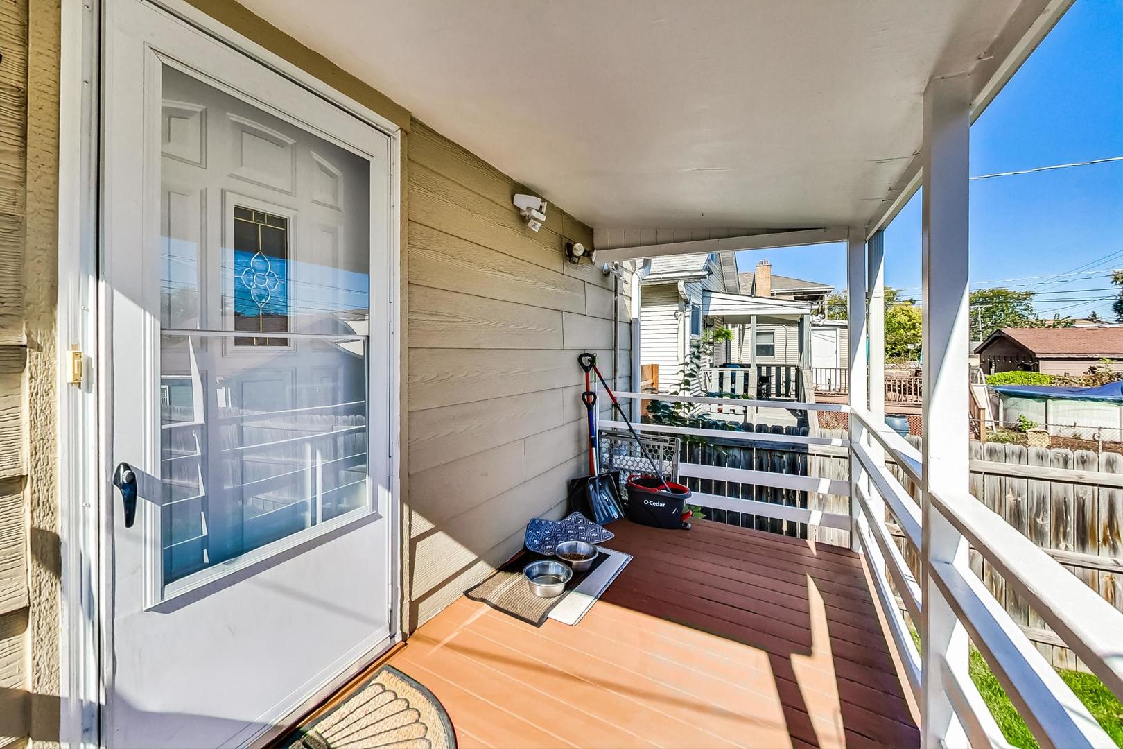 1434 Elgin Avenue Forest Park, IL 60130 - Photo 24 of 35 a room with musical instruments