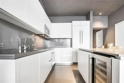 $885,000 | 88 Southwest 7th Street, Unit 4006, Miami, FL 33130