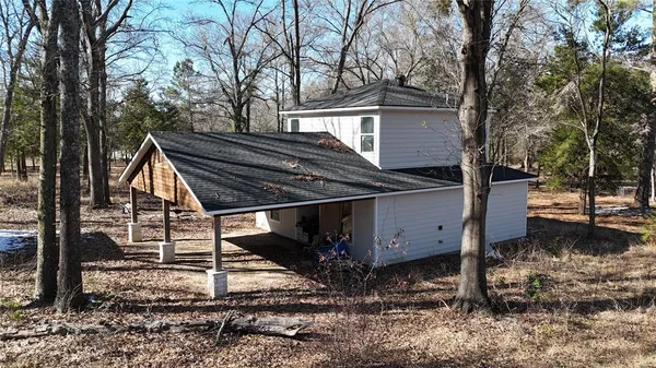 a view of a house with backyard