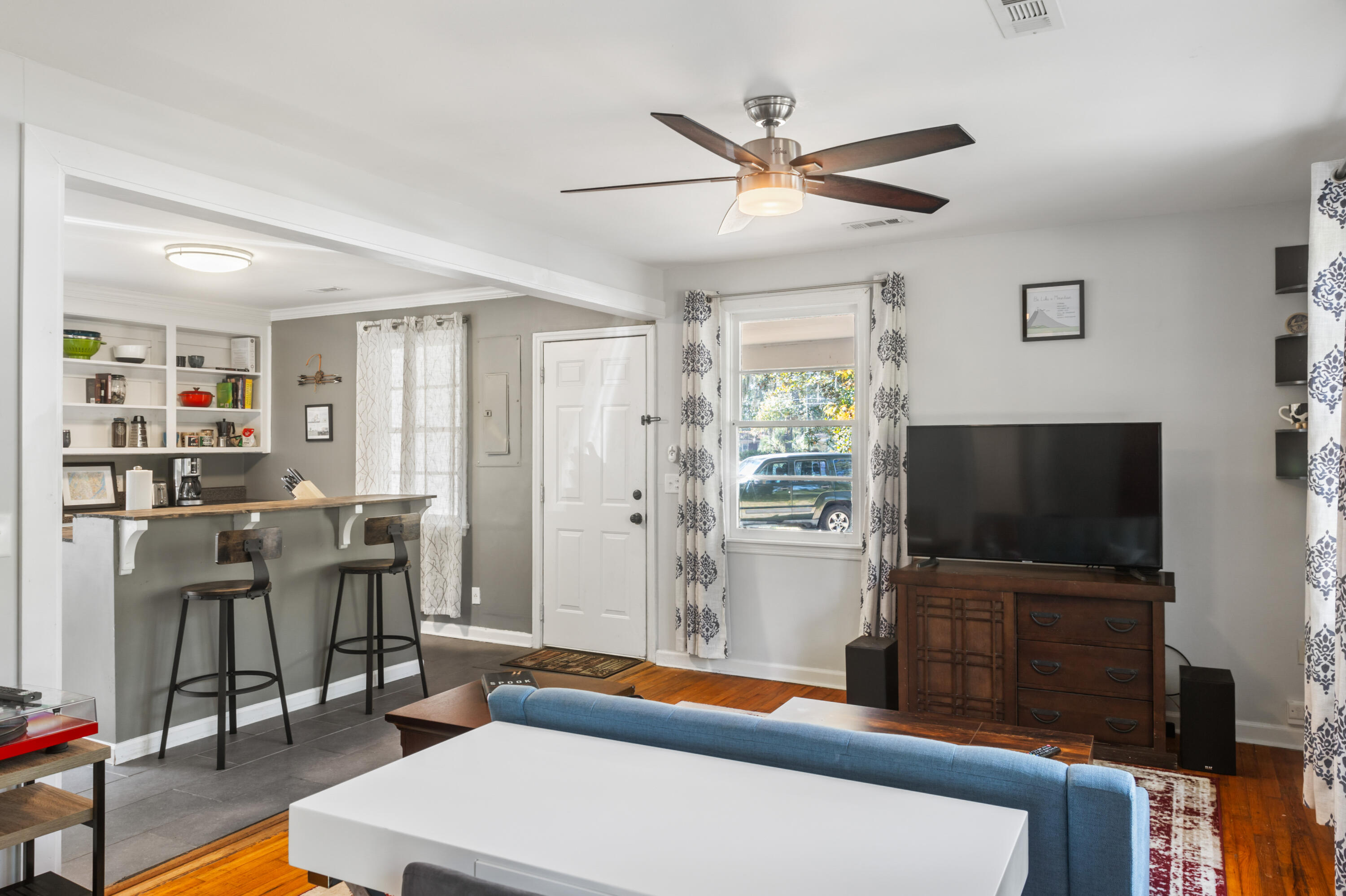 882 Savage Road Charleston, SC 29414 - Photo 6 of 30 Family Room and Kitchen