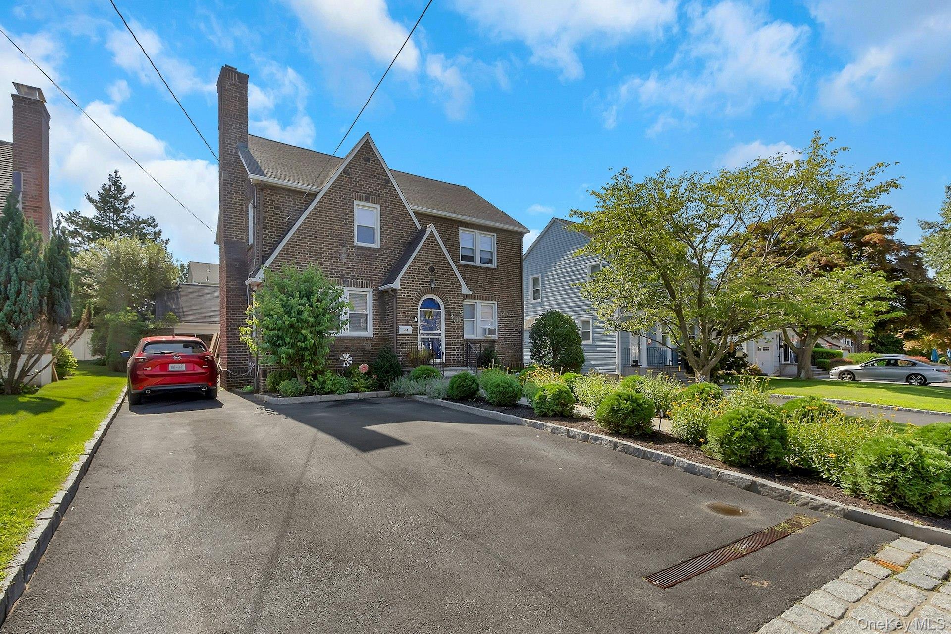 64 Lyons Road, Unit 2 / 2 Scarsdale, NY 10583 - Photo 2 of 42 Gallery Image 2