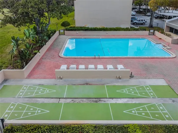 $2,100 | 13618 Greenfield Drive, Unit 305, Tampa, FL 33618