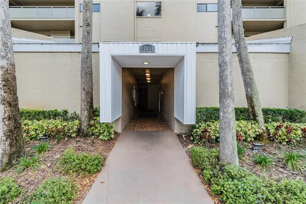 $2,100 | 13618 Greenfield Drive, Unit 305, Tampa, FL 33618