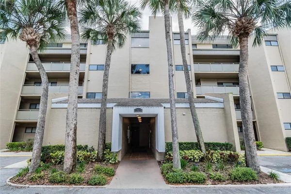 $2,100 | 13618 Greenfield Drive, Unit 305, Tampa, FL 33618