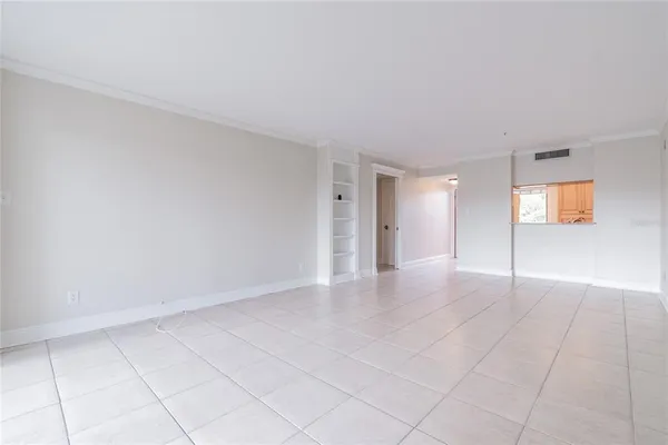 $2,100 | 13618 Greenfield Drive, Unit 305, Tampa, FL 33618