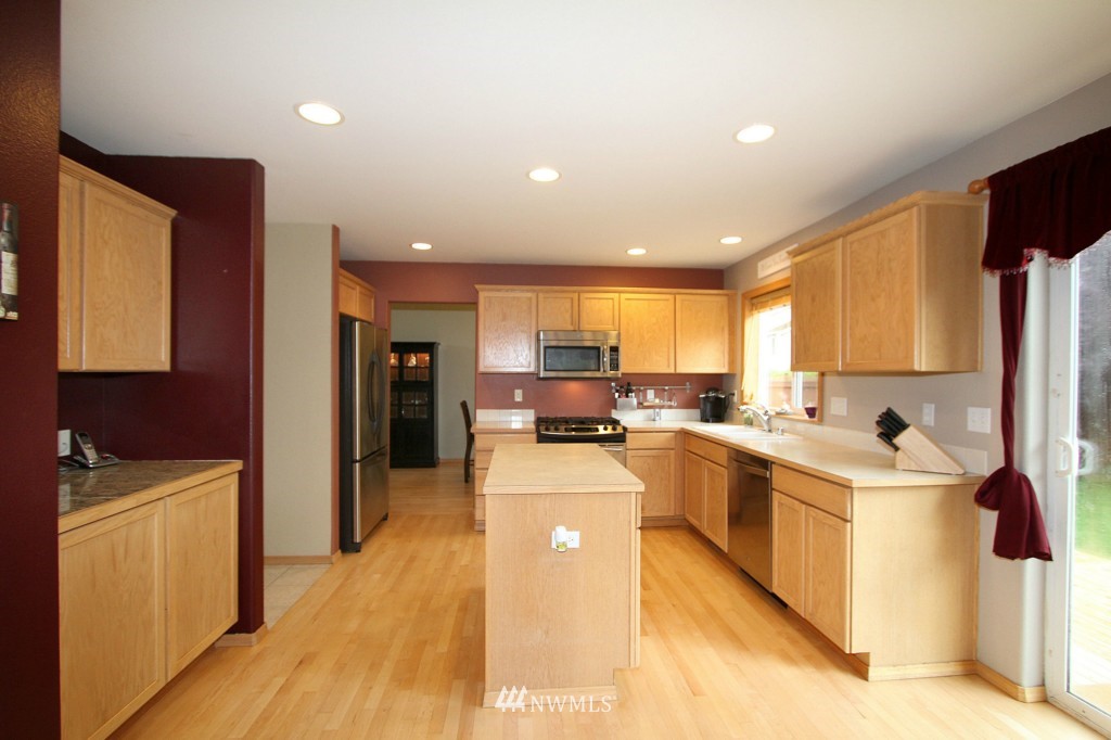 8921 Northeast 176th Street Bothell, WA 98011 - Photo 5 of 17 Gallery Image 5