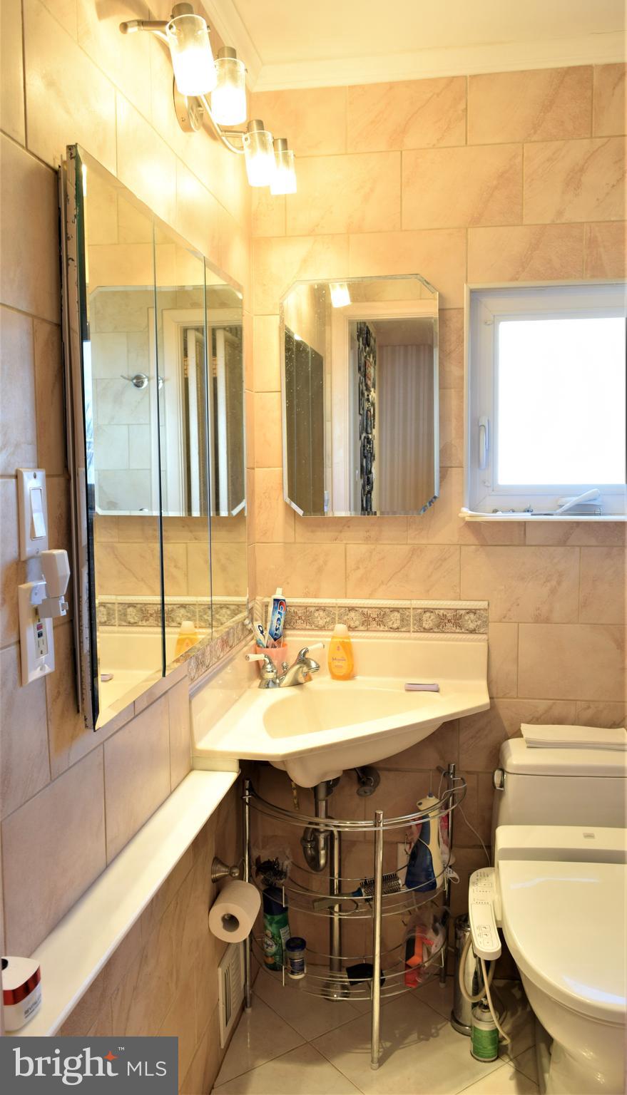 1008 Tomlinson Road Philadelphia, PA 19116 - Photo 11 of 40 Full Bathroom 1
