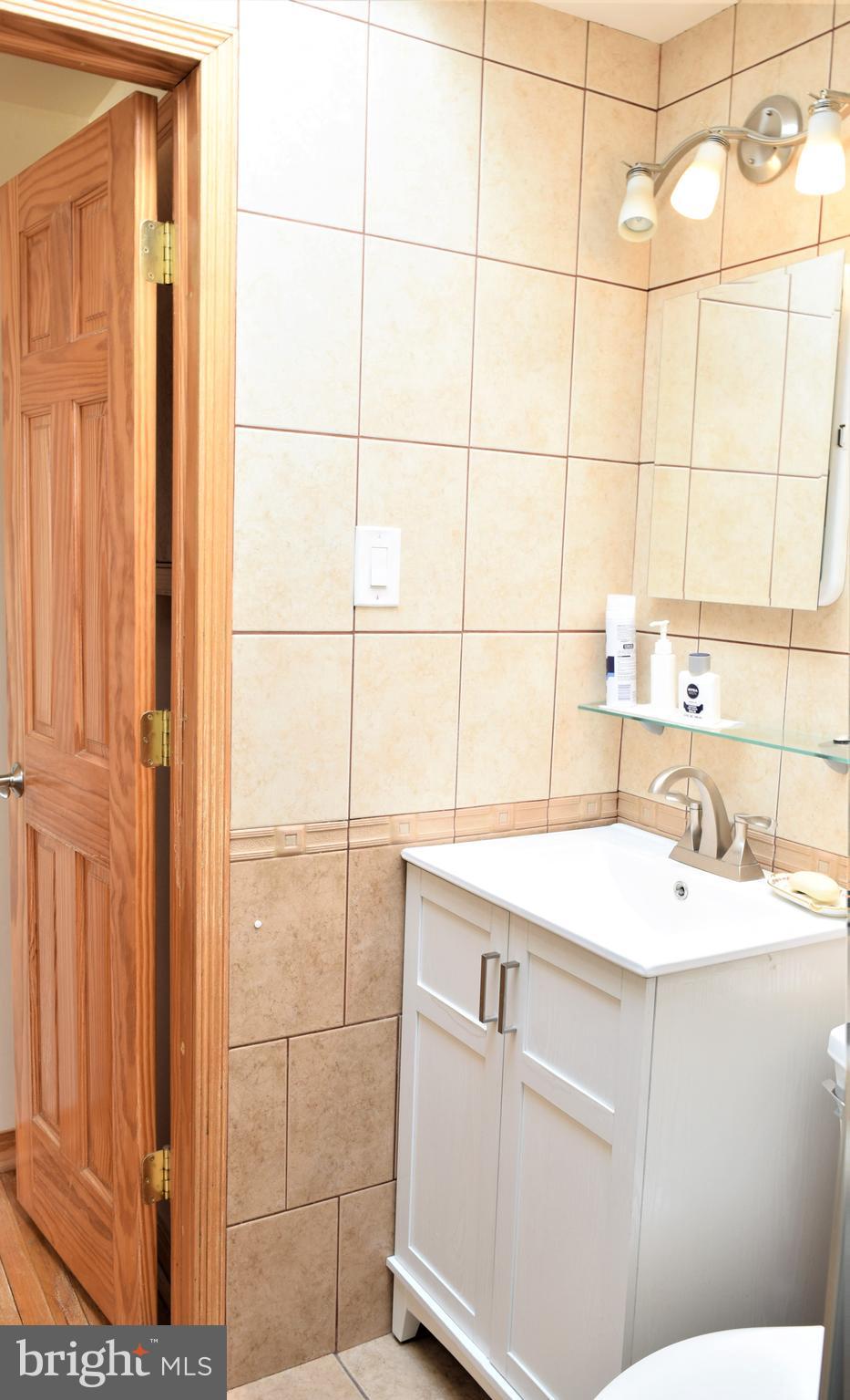 1008 Tomlinson Road Philadelphia, PA 19116 - Photo 20 of 40 Master Bedroom en suite bathroom
