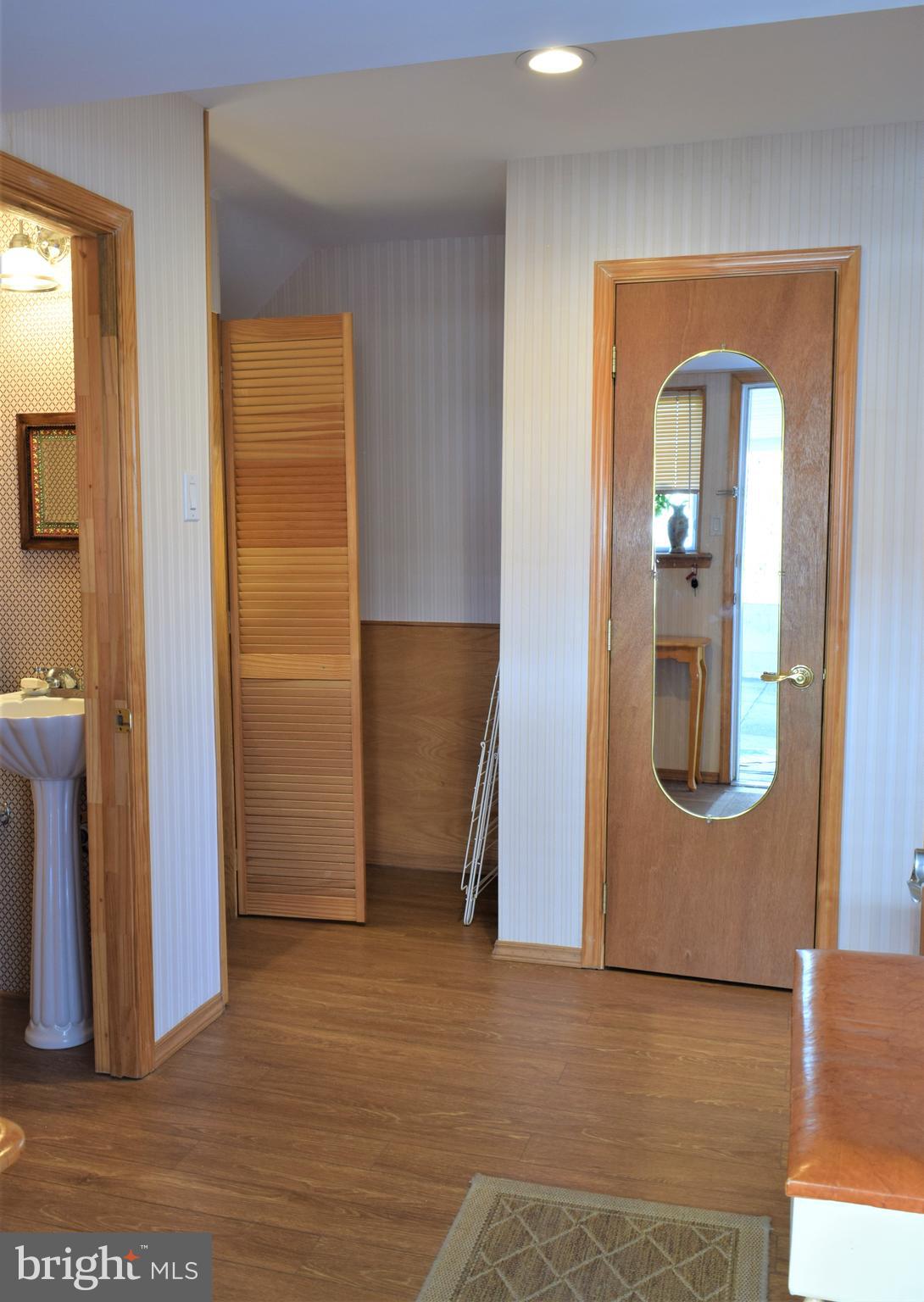 1008 Tomlinson Road Philadelphia, PA 19116 - Photo 26 of 40 Mudroom / Side entrance