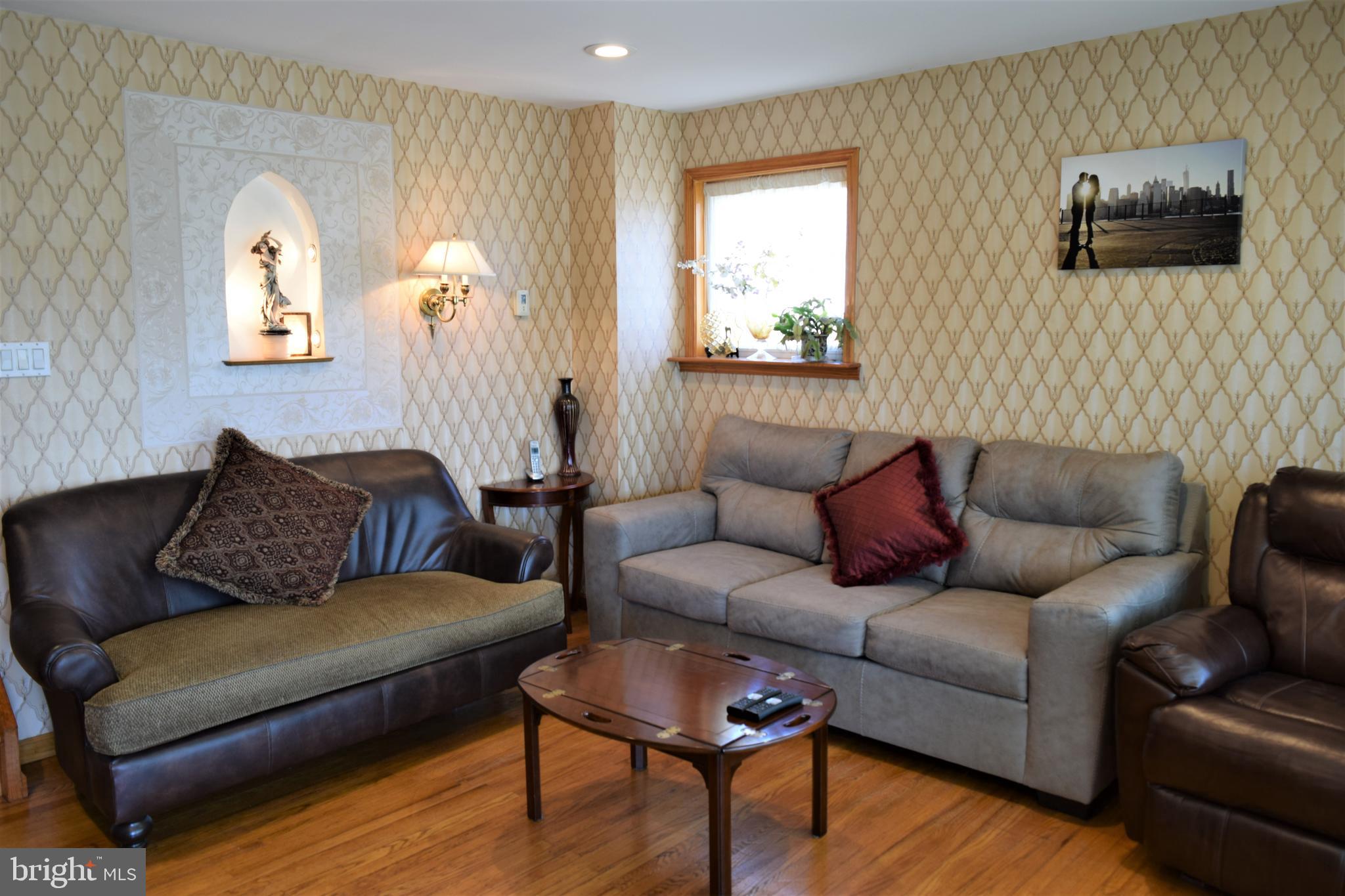 1008 Tomlinson Road Philadelphia, PA 19116 - Photo 5 of 40 Living Room