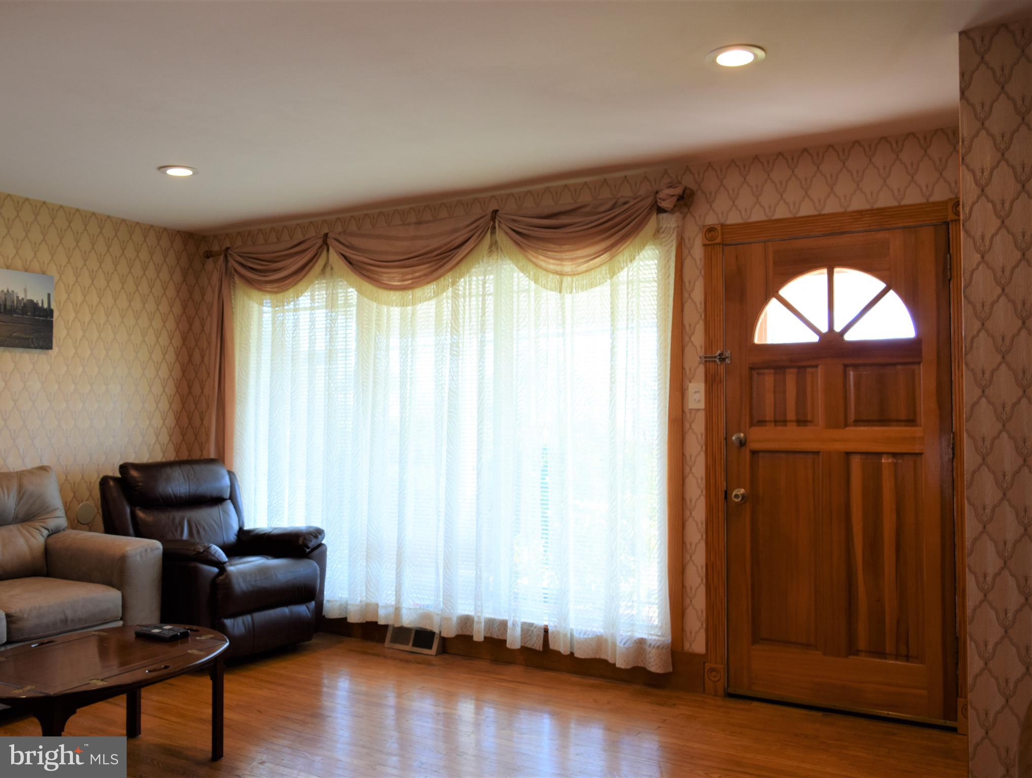 1008 Tomlinson Road Philadelphia, PA 19116 - Photo 6 of 40 Living Room