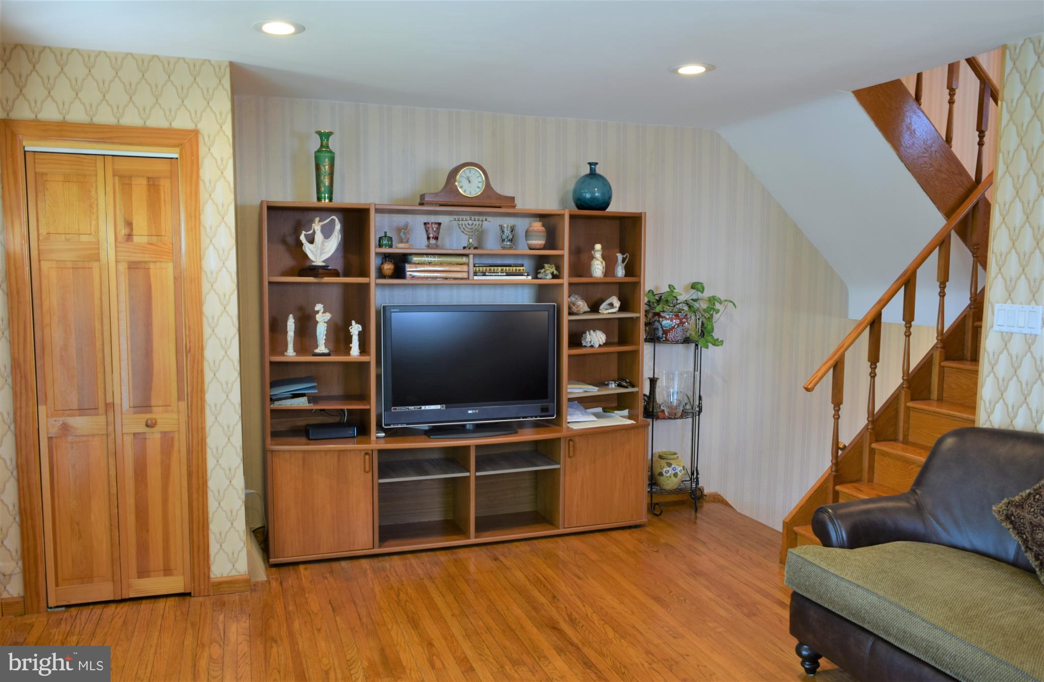 1008 Tomlinson Road Philadelphia, PA 19116 - Photo 7 of 40 Living Room