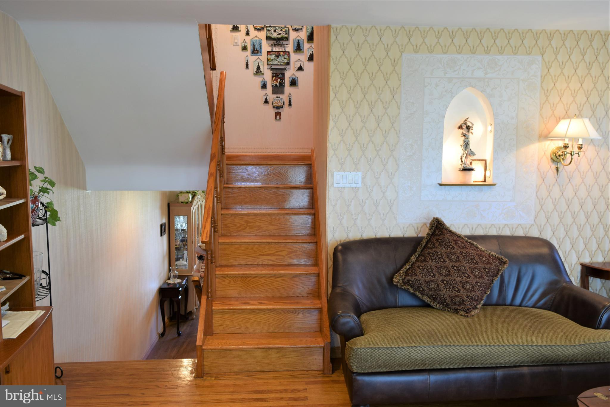 1008 Tomlinson Road Philadelphia, PA 19116 - Photo 8 of 40 Living Room