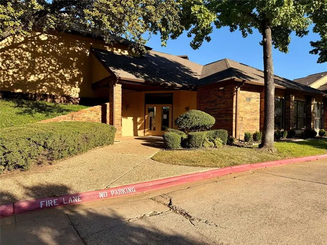 a view of a house with backyard and trees