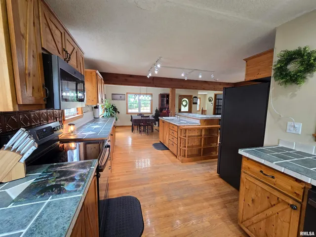 $390,000 | 21885 North Tea Rose Lane, Texico, IL 62889