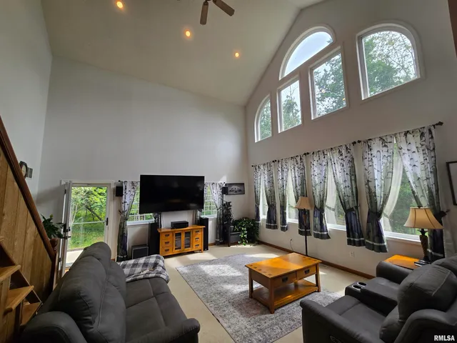 $390,000 | 21885 North Tea Rose Lane, Texico, IL 62889