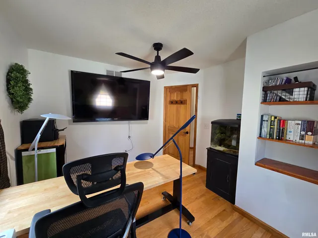 $390,000 | 21885 North Tea Rose Lane, Texico, IL 62889