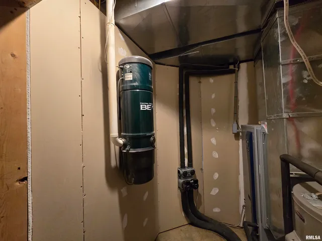 $390,000 | 21885 North Tea Rose Lane, Texico, IL 62889