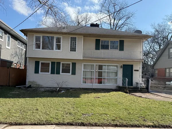 a view of a house with a yard