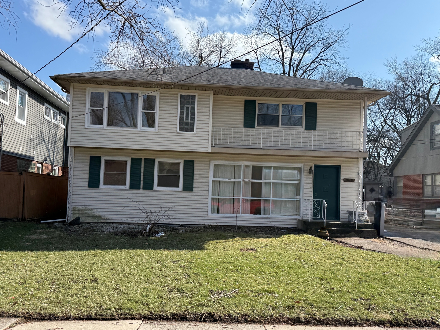 a view of a house with a yard