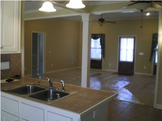 112 Ridgefield Drive Madison, MS 39110 - Photo 5 of 22 View from kitchen into great room