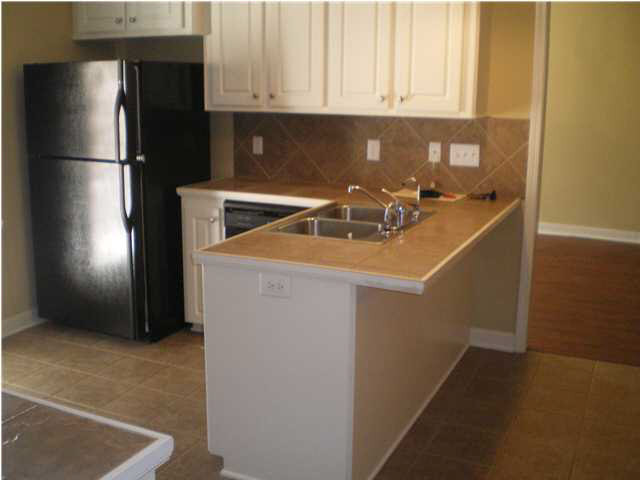 112 Ridgefield Drive Madison, MS 39110 - Photo 6 of 22 Kitchen bar area/tile