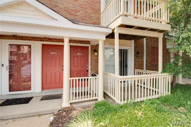 $149,900 | 9041 North Swan Circle, Brentwood, MO 63144